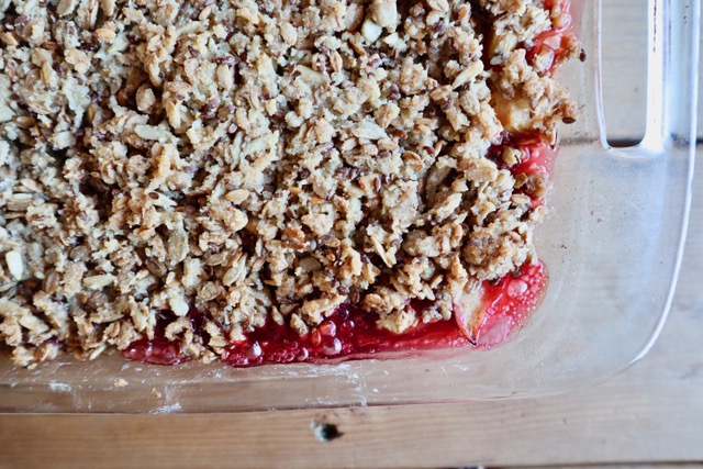 Top view of berry crisp in a clear glass Pyrex dish.