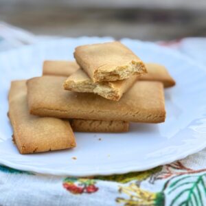 Shortbread cookies that were made with honey.