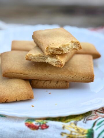 Shortbread cookies that were made with honey.